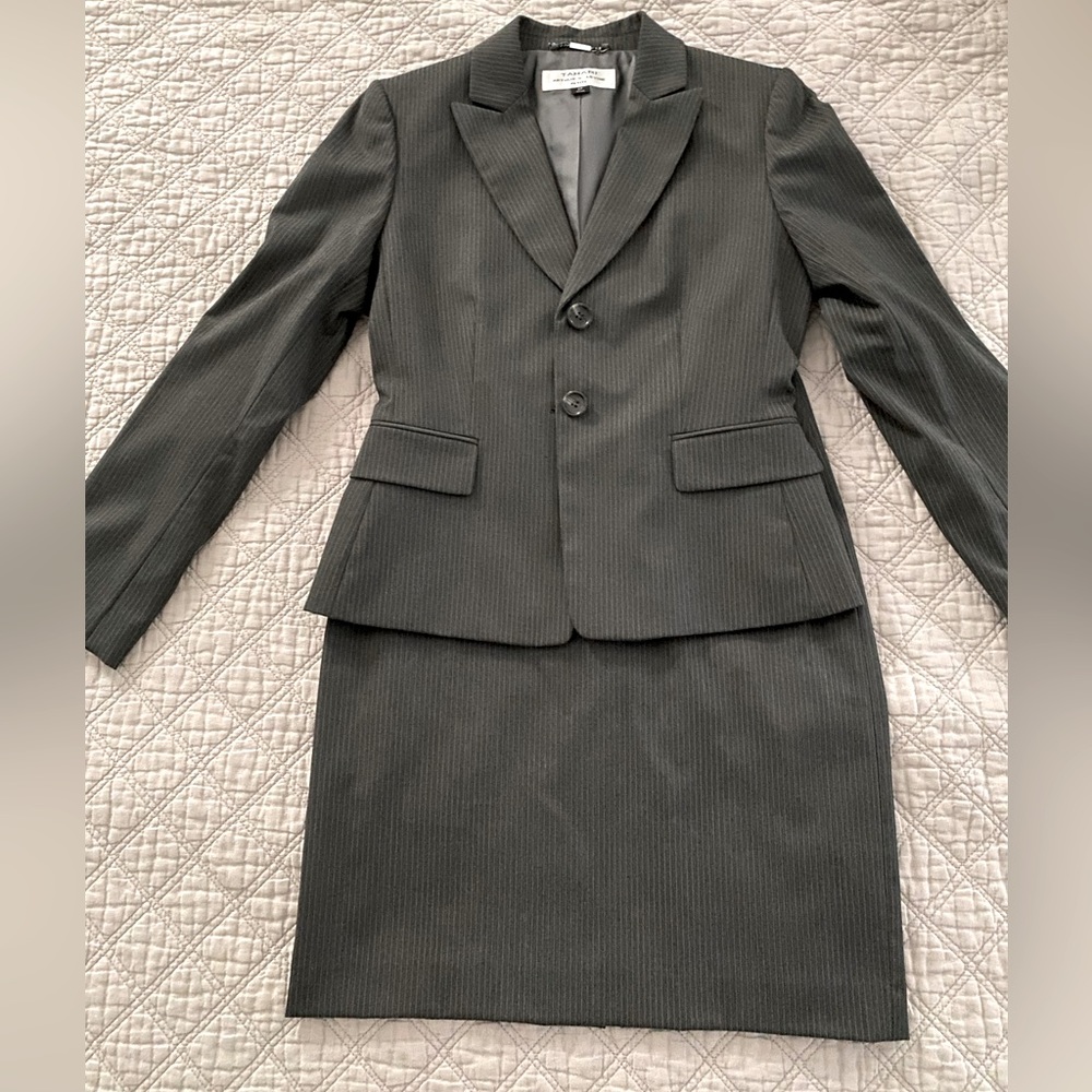 TAHARI ARTHUR S. LEVINE skirt suit Size 2P RN106409